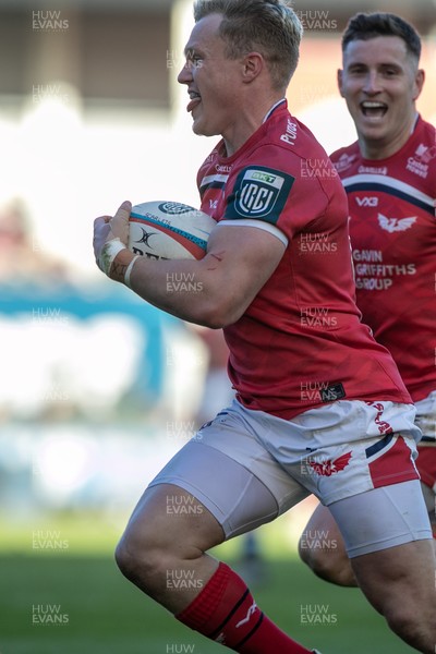 180426 - Scarlets v Cardiff Rugby - United Rugby Championship - Blair Murray of Scarlets races in to score