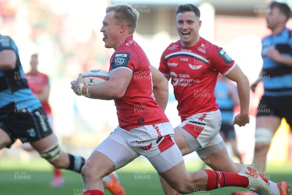 180426 - Scarlets v Cardiff Rugby - United Rugby Championship - Blair Murray of Scarlets races in to score