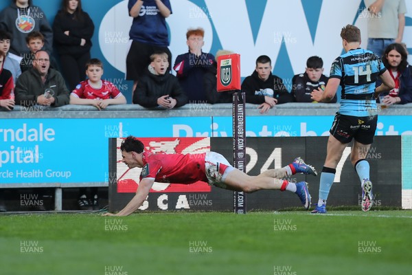 180426 - Scarlets v Cardiff Rugby - United Rugby Championship - Tom Rogers of Scarlets crosses without the ball