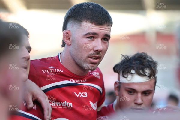 180426 - Scarlets v Cardiff Rugby - United Rugby Championship - Max Douglas of Scarlets talks to the team at the end of the game