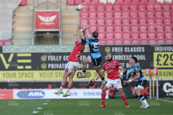 180426 - Scarlets v Cardiff Rugby - United Rugby Championship - Joe Roberts of Scarlets and Ioan Lloyd of Cardiff Rugby challenge for the ball