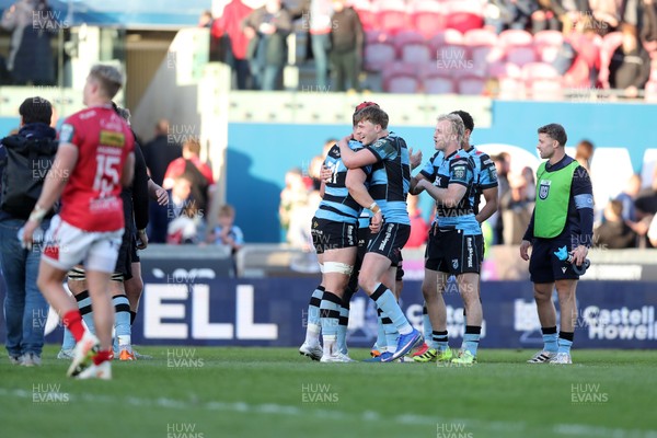 180426 - Scarlets v Cardiff Rugby - United Rugby Championship - Cardiff celebrate at the final whistle 