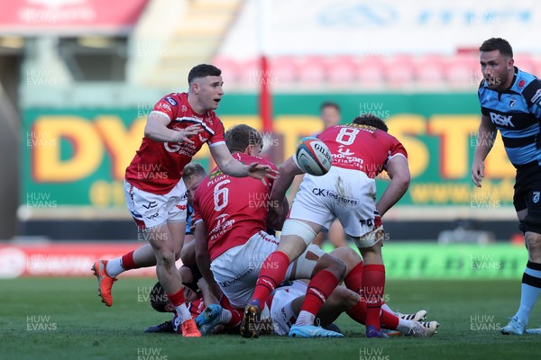 180426 - Scarlets v Cardiff Rugby - United Rugby Championship - Dane Blacker of Scarlets gets the ball away