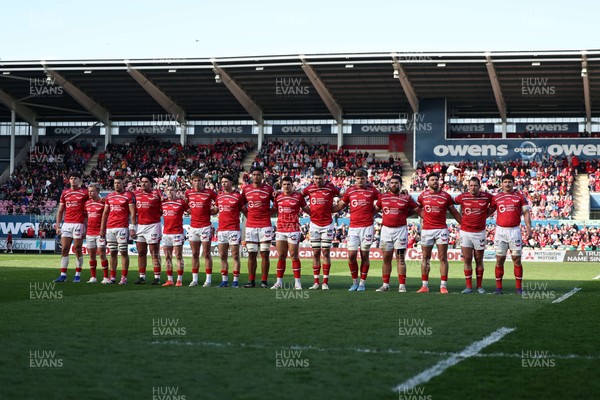 180426 - Scarlets v Cardiff Rugby - United Rugby Championship - Scarlets observe a minutes applause for Christopher Solomon