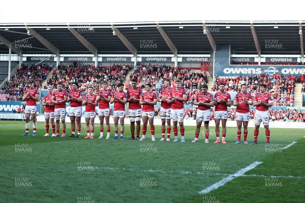 180426 - Scarlets v Cardiff Rugby - United Rugby Championship - Scarlets observe a minutes applause for Christopher Solomon