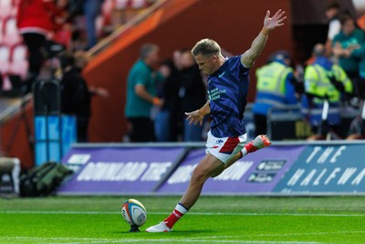 260926 - Scarlets v Cardiff Rugby - United Rugby Championship - Gareth Anscombe of Scarlets warms up ahead of the match