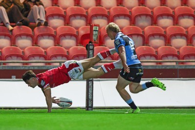260926 - Scarlets v Cardiff Rugby - United Rugby Championship - Joe Roberts of Scarlets scores a try