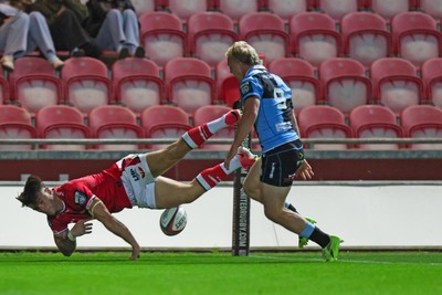 260926 - Scarlets v Cardiff Rugby - United Rugby Championship - Joe Roberts of Scarlets scores a try
