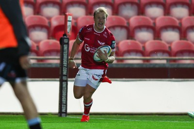 260926 - Scarlets v Cardiff Rugby - United Rugby Championship - Blair Murray of Scarlets scores a try