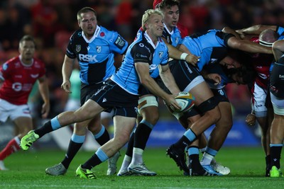 260926 - Scarlets v Cardiff Rugby - United Rugby Championship - Johan Mulder of Cardiff passes the ball