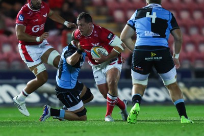 260926 - Scarlets v Cardiff Rugby - United Rugby Championship - Ryan Elias of Scarlets on the charge
