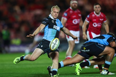 260926 - Scarlets v Cardiff Rugby - United Rugby Championship - Johan Mulder of Cardiff kicks the ball
