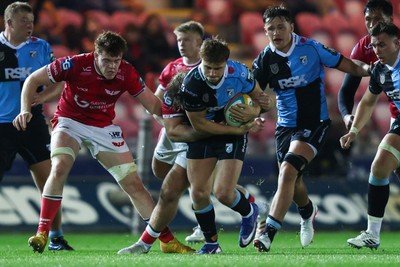 260926 - Scarlets v Cardiff Rugby - United Rugby Championship - Jacob Beetham of Cardiff on the attack