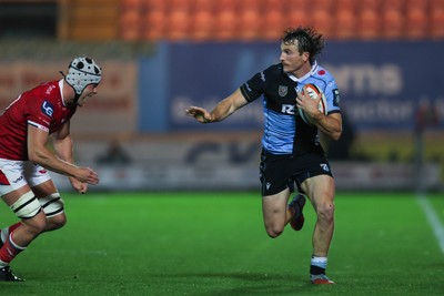 260926 - Scarlets v Cardiff Rugby - United Rugby Championship - Le Roux Malan of Cardiff on the attack