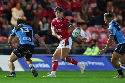 260926 - Scarlets v Cardiff Rugby - United Rugby Championship - Eddie James of Scarlets passes the ball