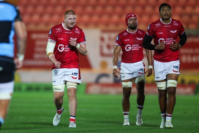 260926 - Scarlets v Cardiff Rugby - United Rugby Championship - Will Evans, Josh Macleod and Sam Lousi of Scarlets