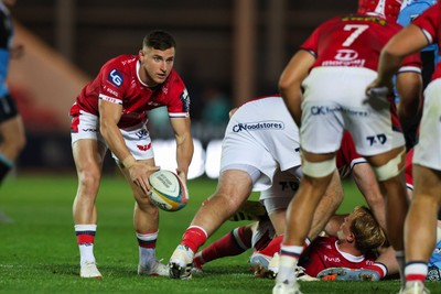 260926 - Scarlets v Cardiff Rugby - United Rugby Championship - Dane Blacker of Scarlets passes the ball