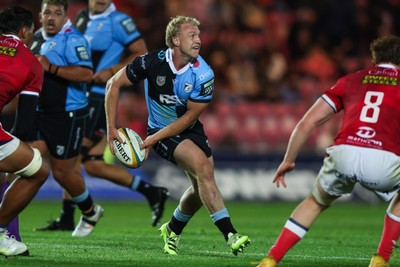 260926 - Scarlets v Cardiff Rugby - United Rugby Championship - Johan Mulder of Cardiff passes the ball