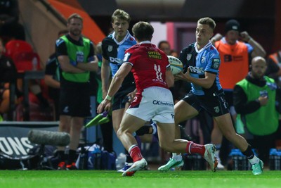 260926 - Scarlets v Cardiff Rugby - United Rugby Championship - Cameron Winnett of Cardiff takes on Macs Page of Scarlets