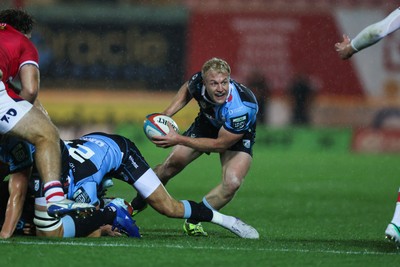 260926 - Scarlets v Cardiff Rugby - United Rugby Championship - Johan Mulder of Cardiff looks for a gap