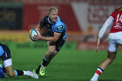 260926 - Scarlets v Cardiff Rugby - United Rugby Championship - Johan Mulder of Cardiff looks for a gap