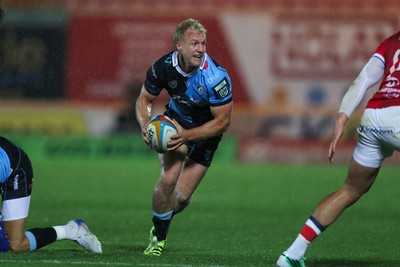 260926 - Scarlets v Cardiff Rugby - United Rugby Championship - Johan Mulder of Cardiff looks for a gap