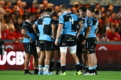 260926 - Scarlets v Cardiff Rugby - United Rugby Championship - Cardiff huddle