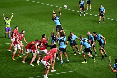 260926 - Scarlets v Cardiff Rugby - United Rugby Championship - Alex Mann of Cardiff Rugby wins the line-out