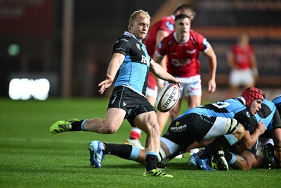 260926 - Scarlets v Cardiff Rugby - United Rugby Championship - Johan Mulder of Cardiff Rugby kicks the ball
