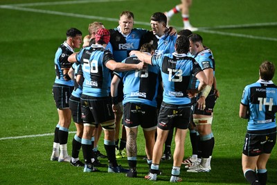 260926 - Scarlets v Cardiff Rugby - United Rugby Championship - Cardiff huddle
