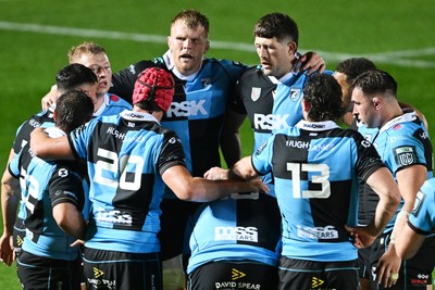 260926 - Scarlets v Cardiff Rugby - United Rugby Championship - Cardiff huddle