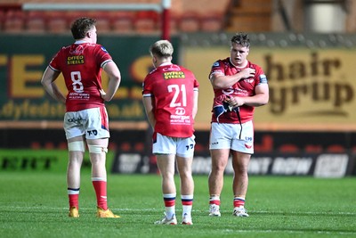 260926 - Scarlets v Cardiff Rugby - United Rugby Championship - Dejected Scarlets at full time