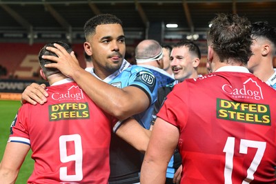 260926 - Scarlets v Cardiff Rugby - United Rugby Championship - Ben Thomas of Cardiff Rugby and Dane Blacker of Scarlets at full time