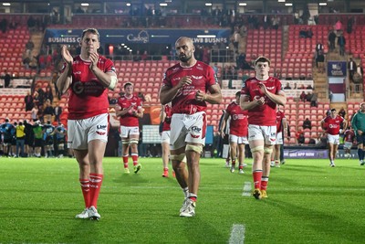 260926 - Scarlets v Cardiff Rugby - United Rugby Championship - Scarlets players applaud fans at full time