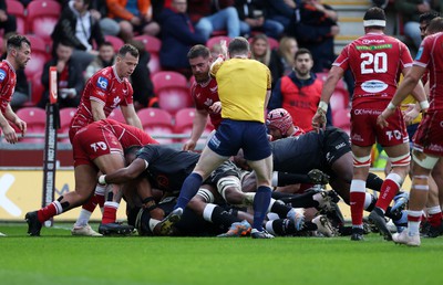 250323 - Scarlets v Cell C Sharks - United Rugby Championship - Siya Kolisi of Sharks scores a try