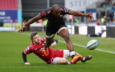 250323 - Scarlets v Cell C Sharks - United Rugby Championship - Makazole Mapimpi of Sharks is tackled by Steff Evans of Scarlets 