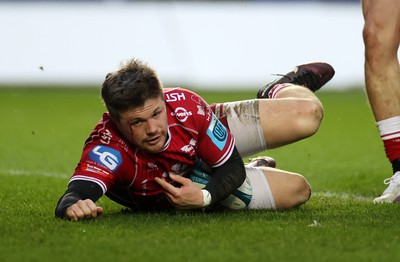 250323 - Scarlets v Cell C Sharks - United Rugby Championship - Steff Evans of Scarlets dives over the line to score a try