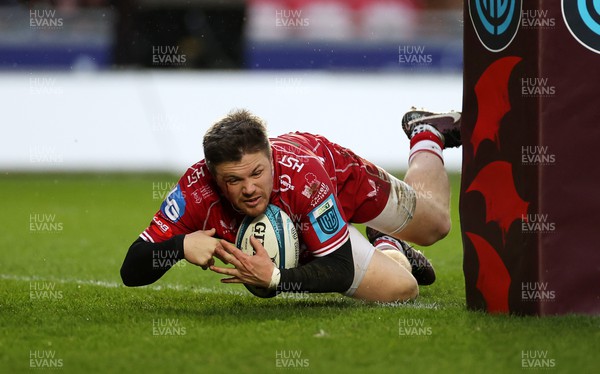 250323 - Scarlets v Cell C Sharks - United Rugby Championship - Steff Evans of Scarlets dives over the line to score a try