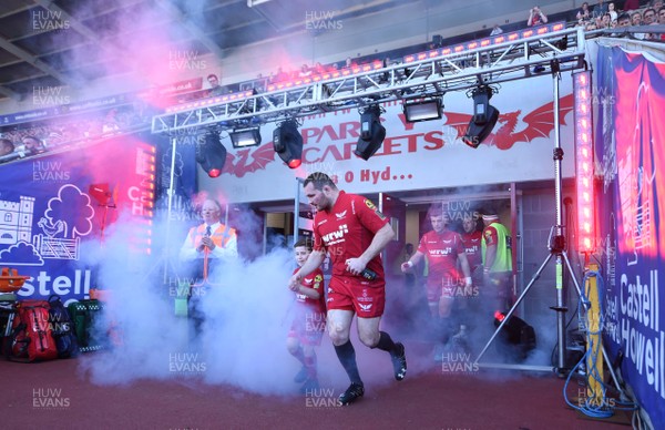 050518 - Scarlets v Cheetahs - Guinness PRO14 - Ken Owens of Scarlets leads out his side