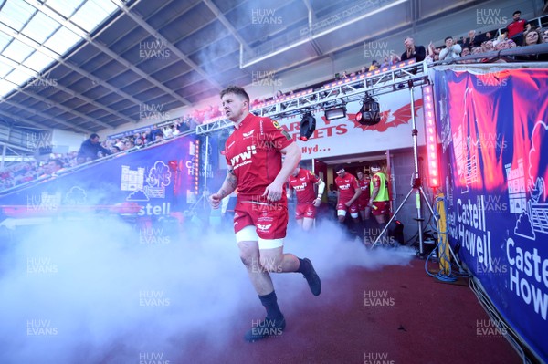 050518 - Scarlets v Cheetahs - Guinness PRO14 - James Davies of Scarlets runs out