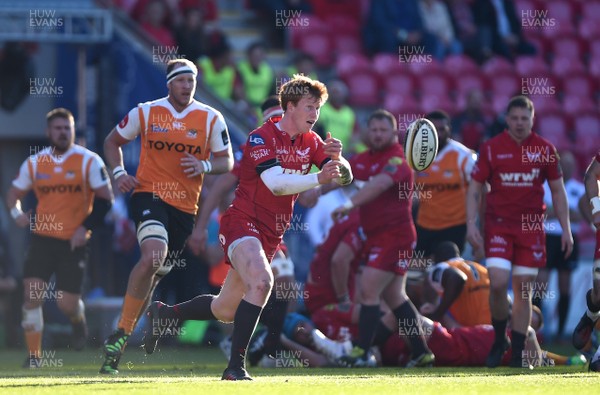 050518 - Scarlets v Cheetahs - Guinness PRO14 - Rhys Patchell of Scarlets gets the ball away