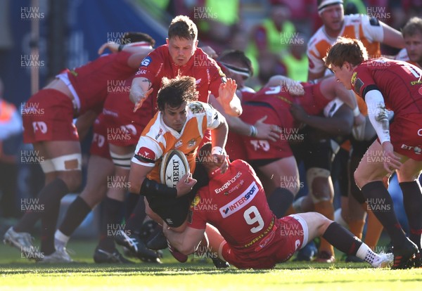 050518 - Scarlets v Cheetahs - Guinness PRO14 - Francois Venter of Cheetahs is tackled by Gareth Davies of Scarlets