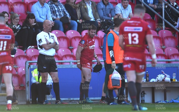 050518 - Scarlets v Cheetahs - Guinness PRO14 - Leigh Halfpenny of Scarlets leaves the field