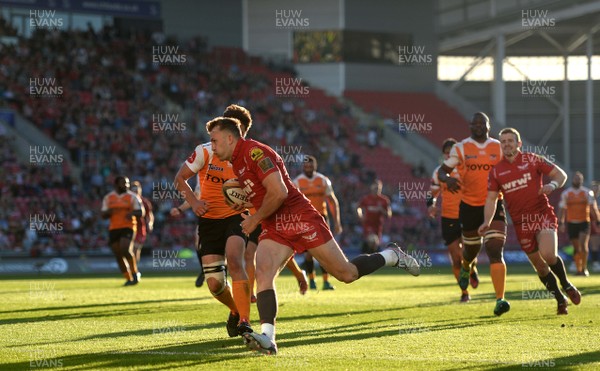 050518 - Scarlets v Cheetahs - Guinness PRO14 - Tom Prydie of Scarlets runs in to score try