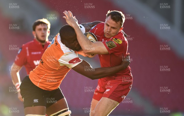 050518 - Scarlets v Cheetahs - Guinness PRO14 - Tom Prydie of Scarlets is tackled by Oupa Mohoje of Cheetahs