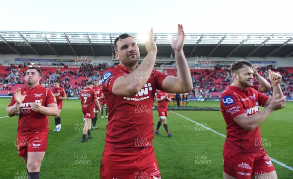 050518 - Scarlets v Cheetahs - Guinness PRO14 - Tadhg Beirne of Scarlets applauds the crowd