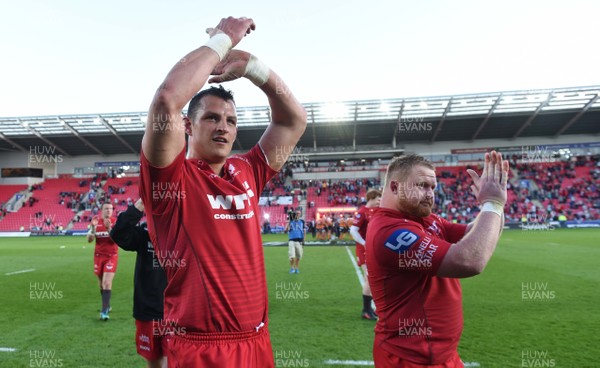 050518 - Scarlets v Cheetahs - Guinness PRO14 - Aaron Shingler and Samson Lee of Scarlets applauds the crowd