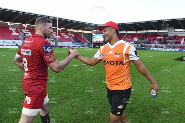 050518 - Scarlets v Cheetahs - Guinness PRO14 - John Barclay of Scarlets and Clayton Bommetjies of Cheetahs at the end of the game