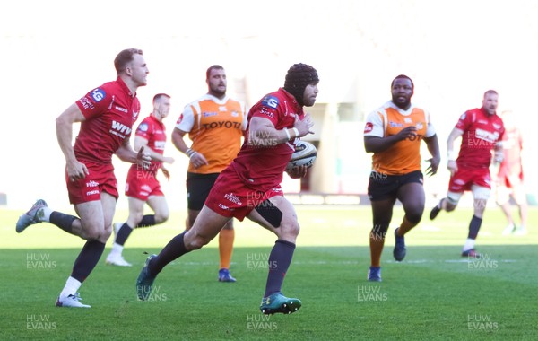 050518 - Scarlets v Cheetahs, Guinness PRO14 - Leigh Halfpenny of Scarlets races in to score try