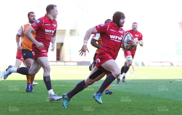 050518 - Scarlets v Cheetahs, Guinness PRO14 - Leigh Halfpenny of Scarlets races in to score try